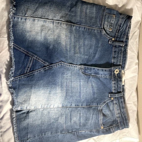 I'm selling mini blue, brown and pink skirts sizes between large and XL - Picture 2 of 5